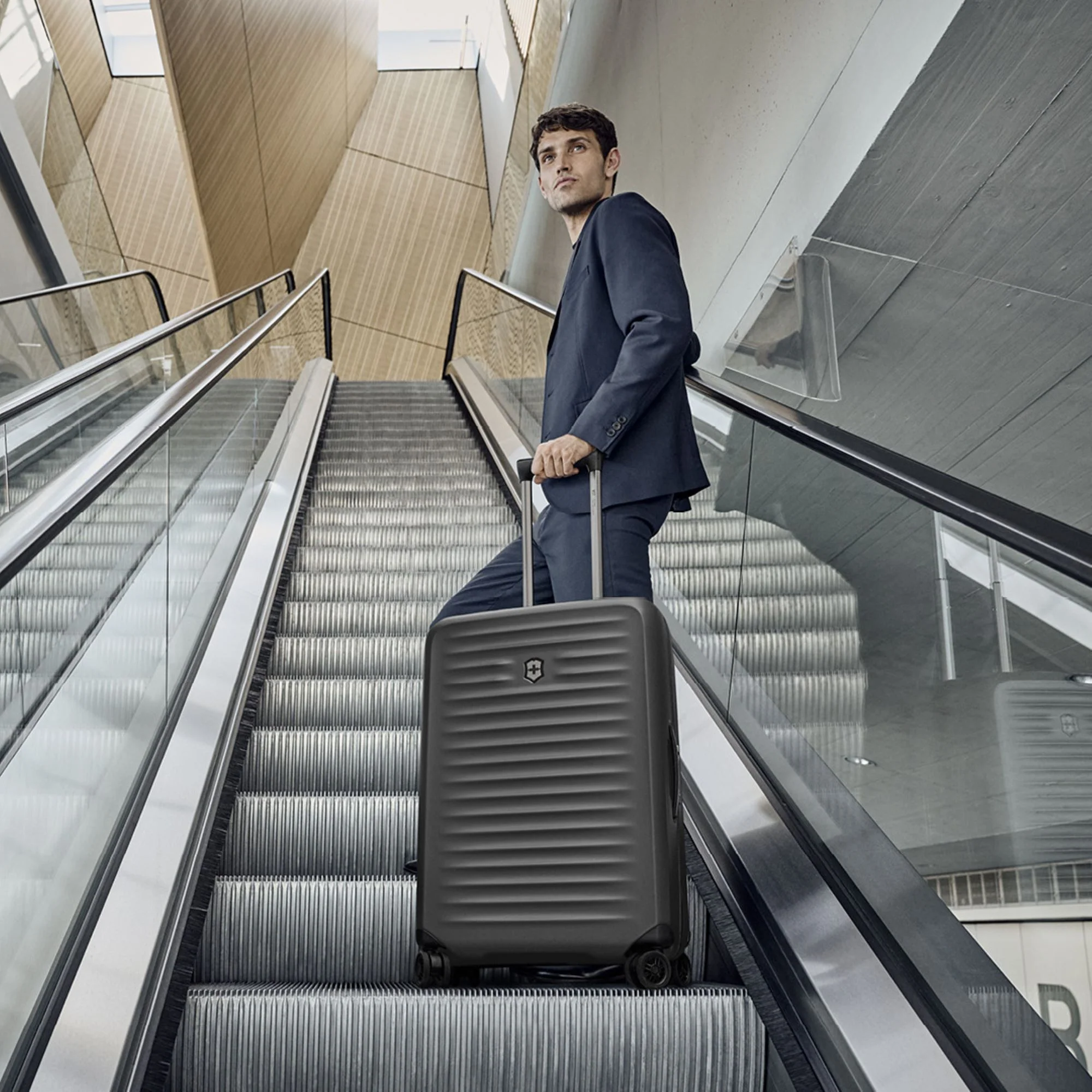 Victorinox Airox Advanced Medium - Black - Image 2